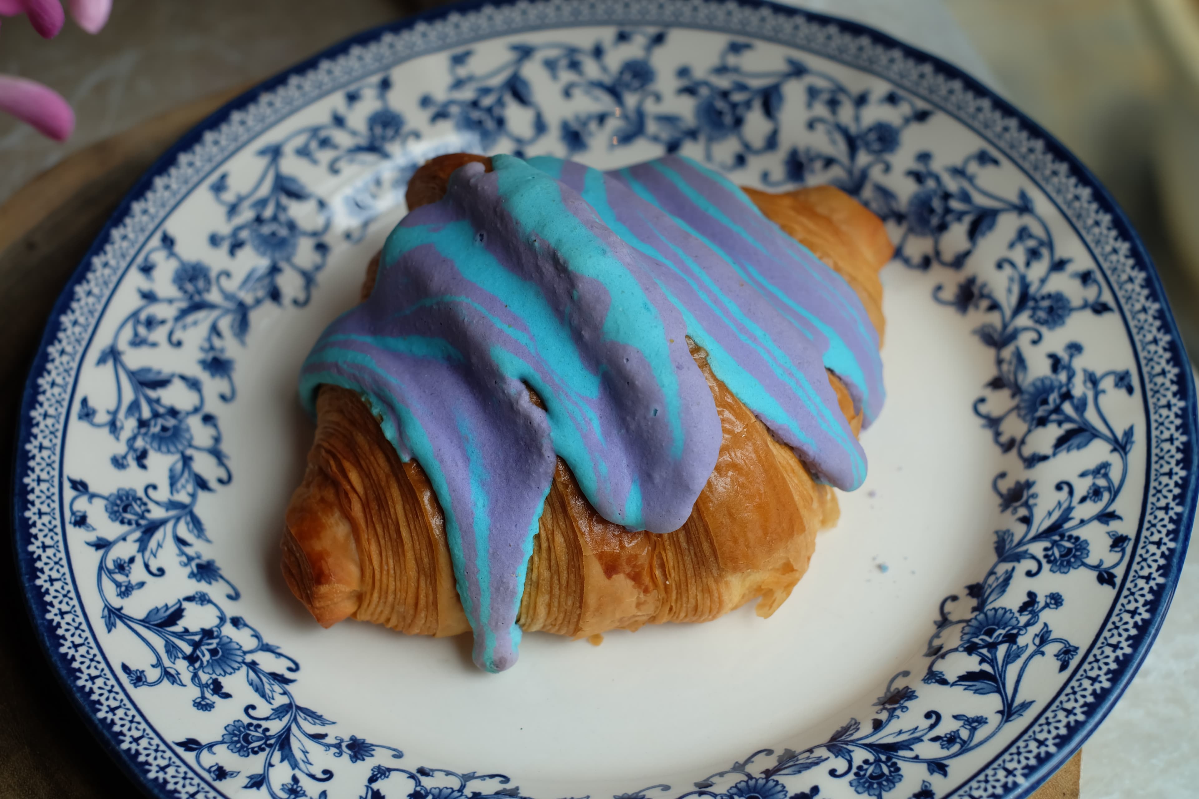 Blueberry Macaron crossiant