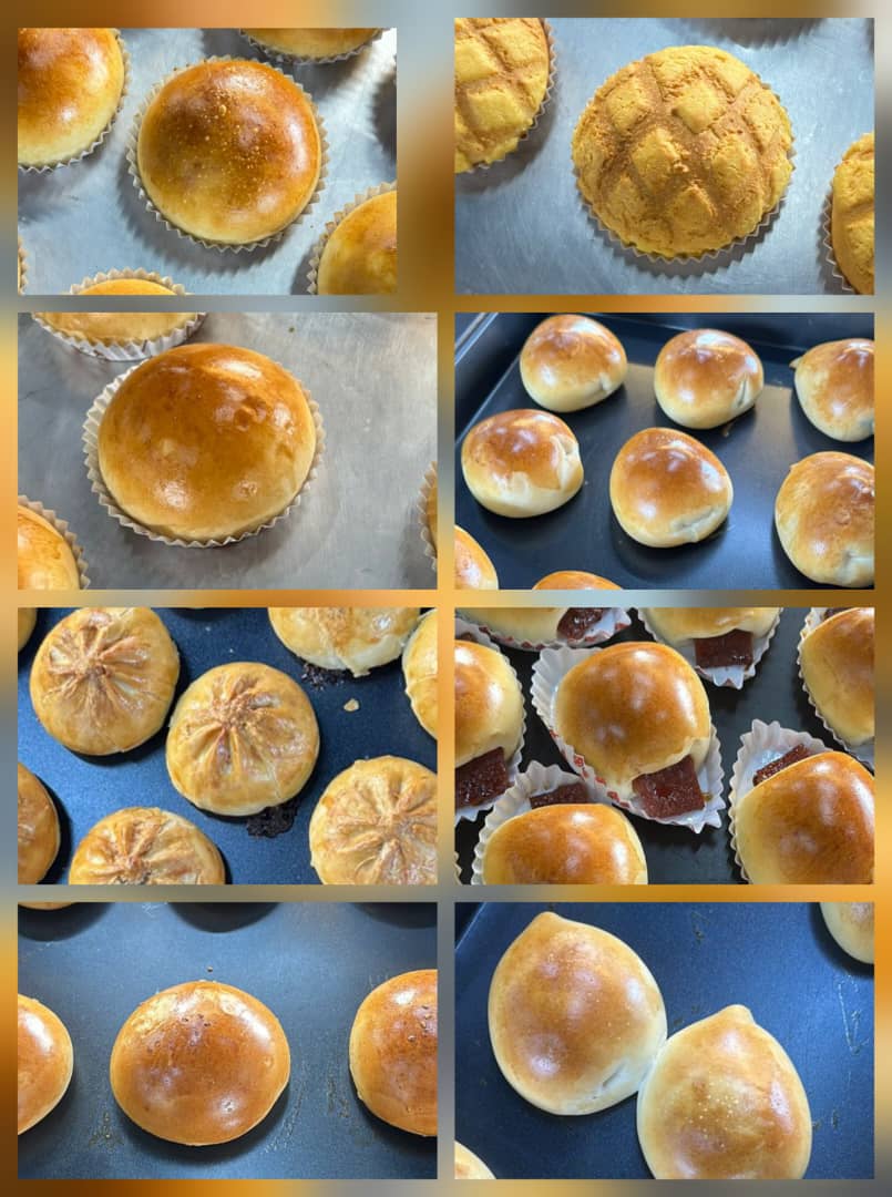 A bag of randomly 4 buns of the day